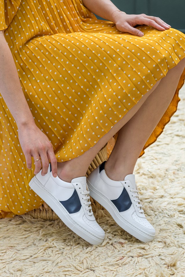 baskets unisexes Montalcino blanc et bleu 100% recyclées, végétales et naturelles portées de profil