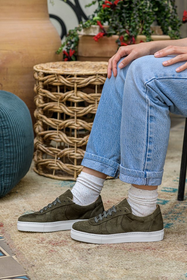 baskets unisexes Montalcino kaki 100% recyclées, végétales et naturelles portées de profil