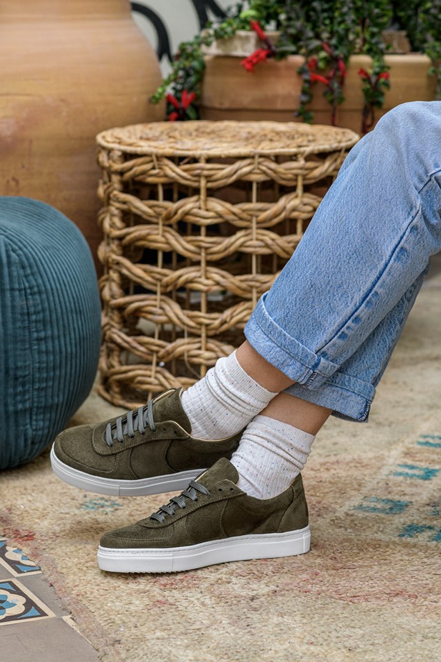 baskets unisexes Montalcino kaki 100% recyclées, végétales et naturelles portées de profil