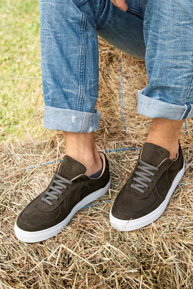 baskets unisexes Montalcino kaki 100% recyclées, végétales et naturelles portées de face