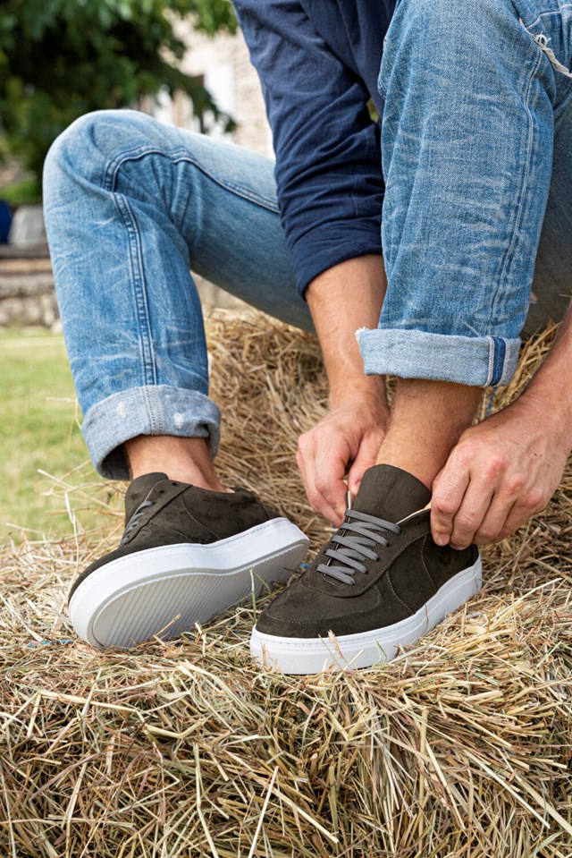 baskets unisexes Montalcino kaki 100% recyclées, végétales et naturelles portées de face