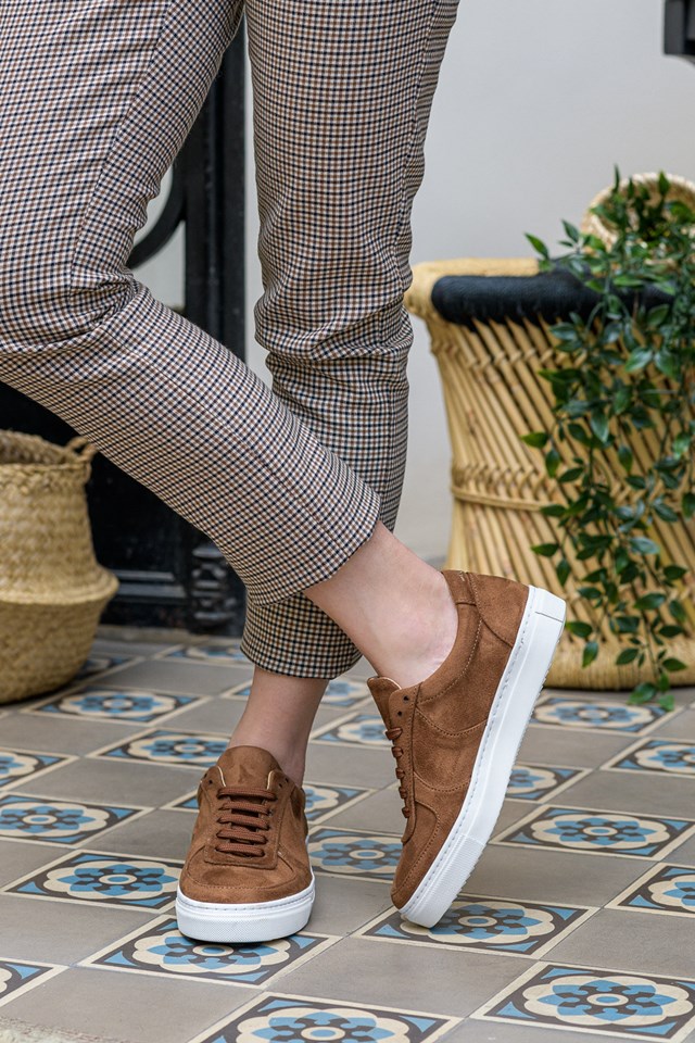 baskets unisexes Montalcino noisette 100% recyclées, végétales et naturelles portées de face