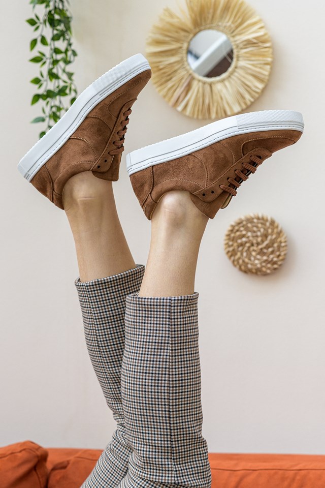 baskets unisexes Montalcino noisette 100% recyclées, végétales et naturelles portées de profil