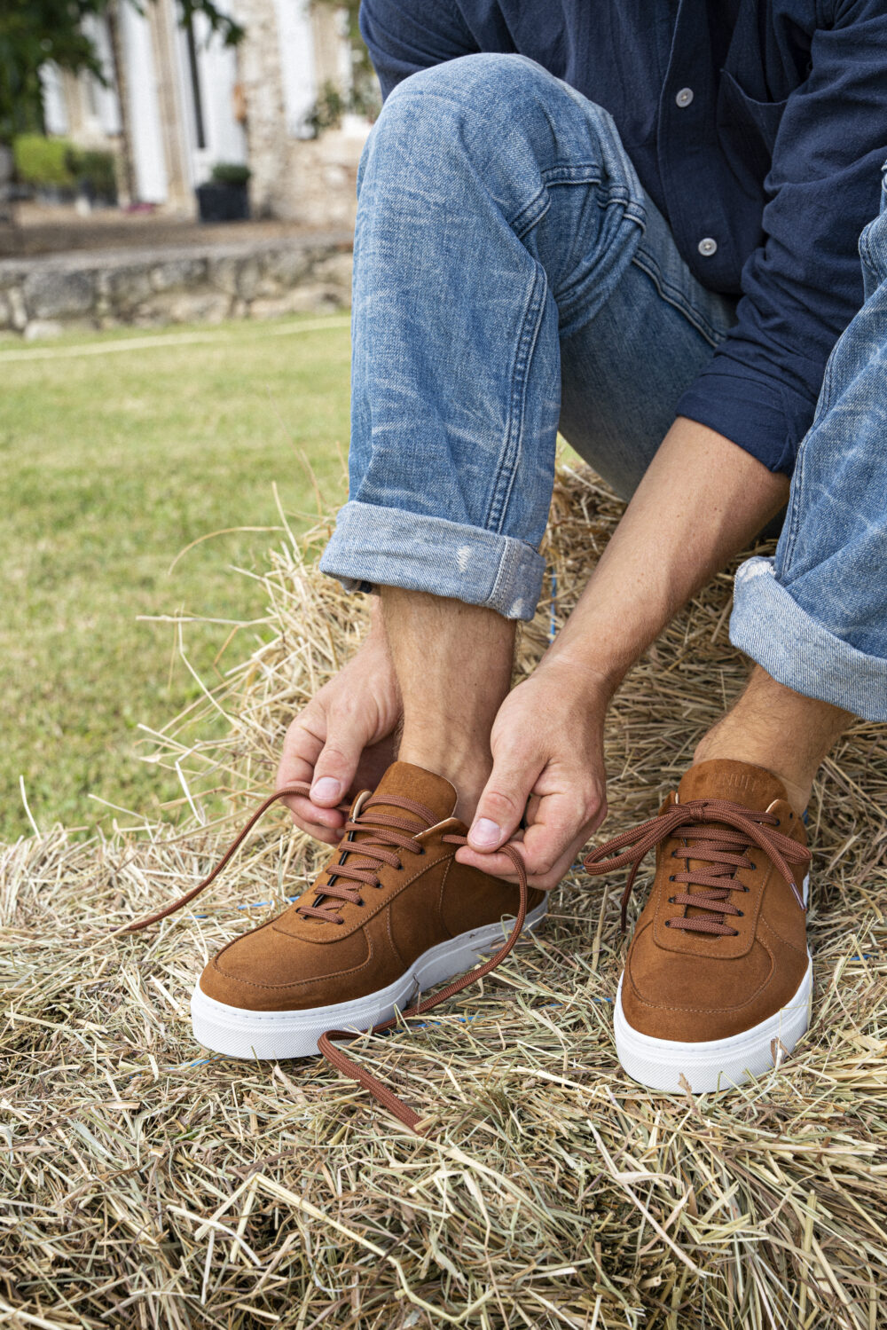 baskets unisexes Montalcino noisette 100% recyclées, végétales et naturelles portées de face