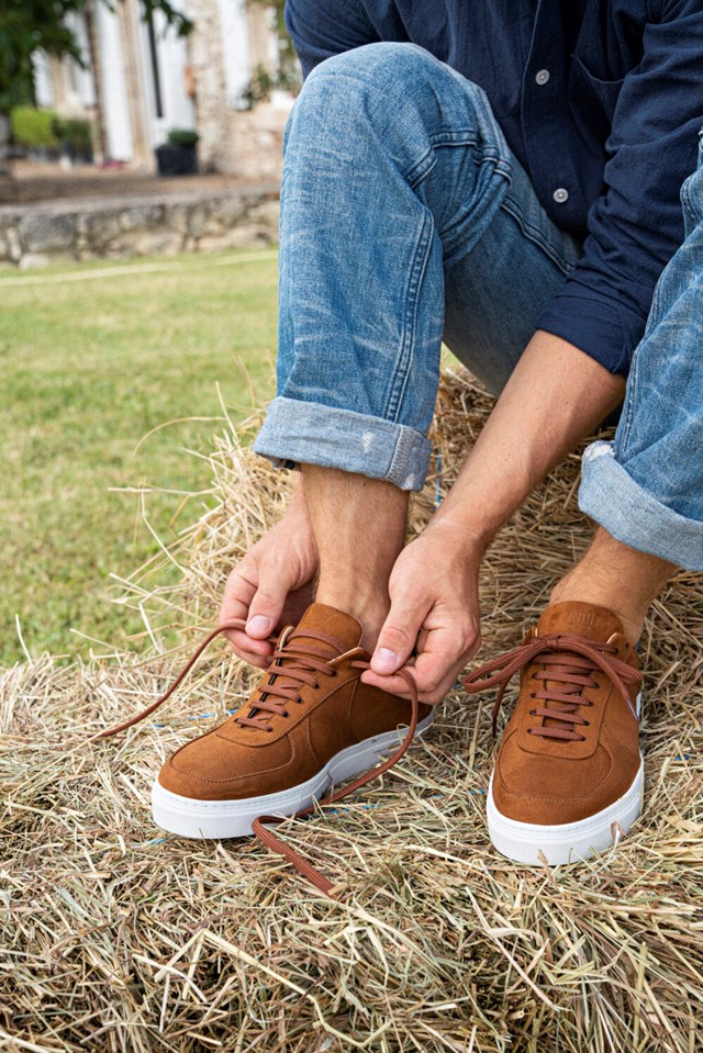 baskets unisexes Montalcino noisette 100% recyclées, végétales et naturelles portées de face