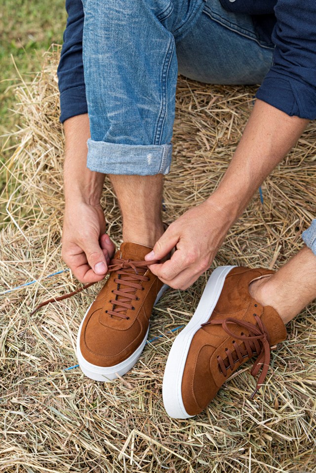 baskets unisexes Montalcino noisette 100% recyclées, végétales et naturelles portées de face