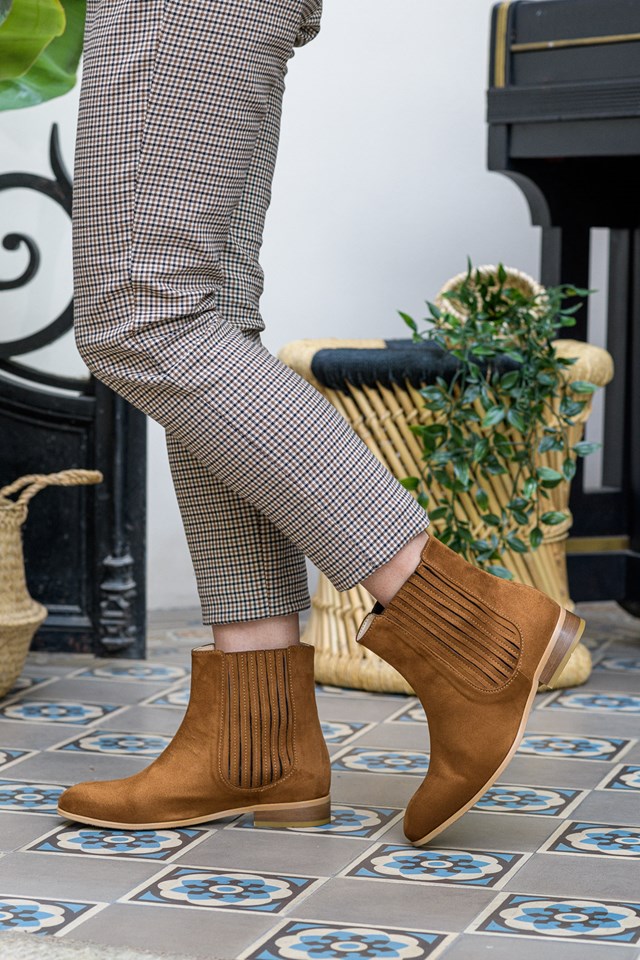 bottines plates Firenze noisette 100% recyclées, végétales et naturelles portées de profil