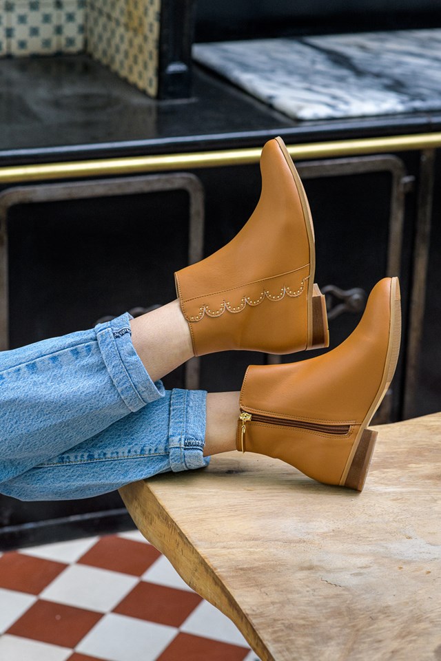 bottines plates Siena camel 100% recyclées, végétales et naturelles portées de profil