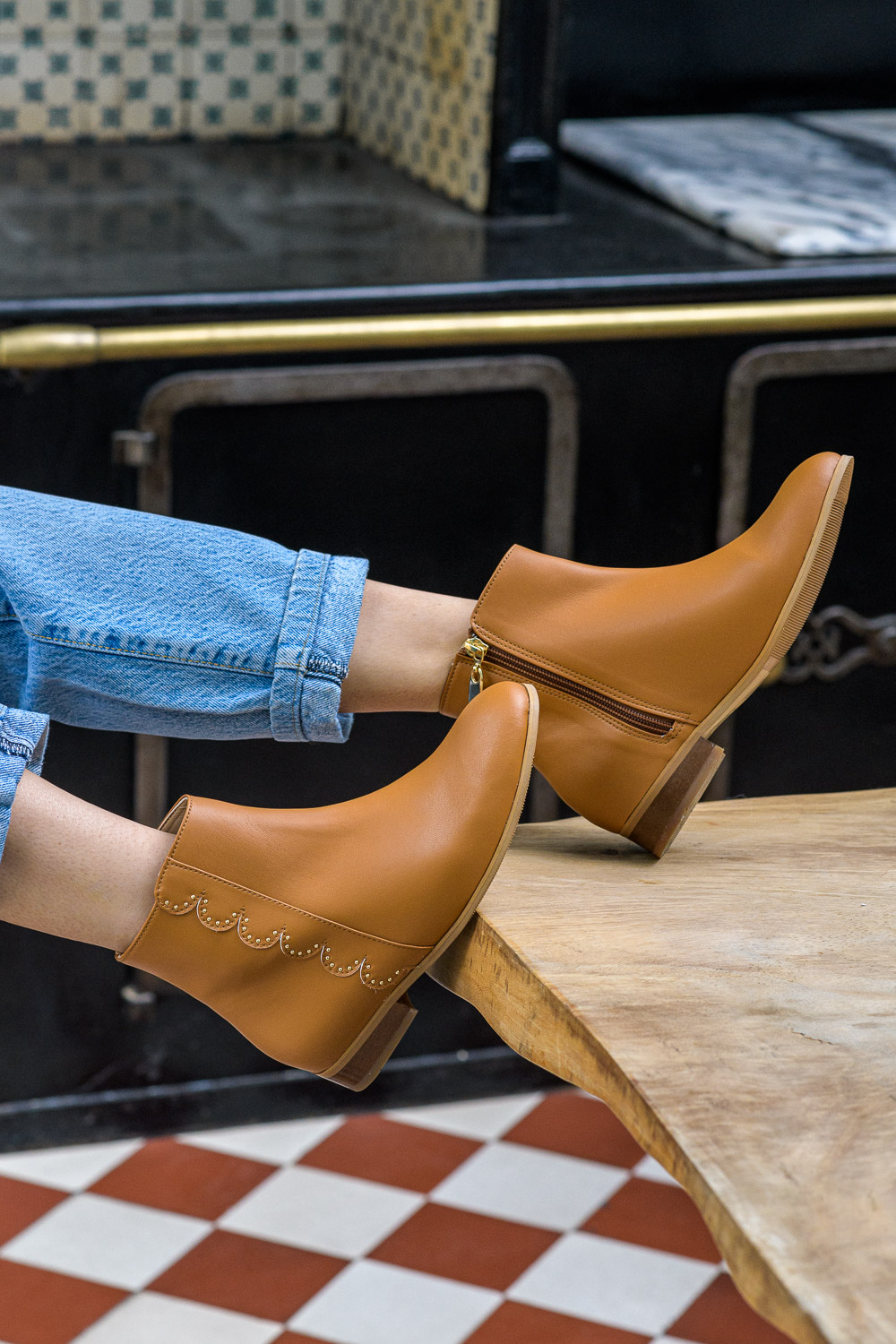 bottines plates Siena camel 100% recyclées, végétales et naturelles portées de profil