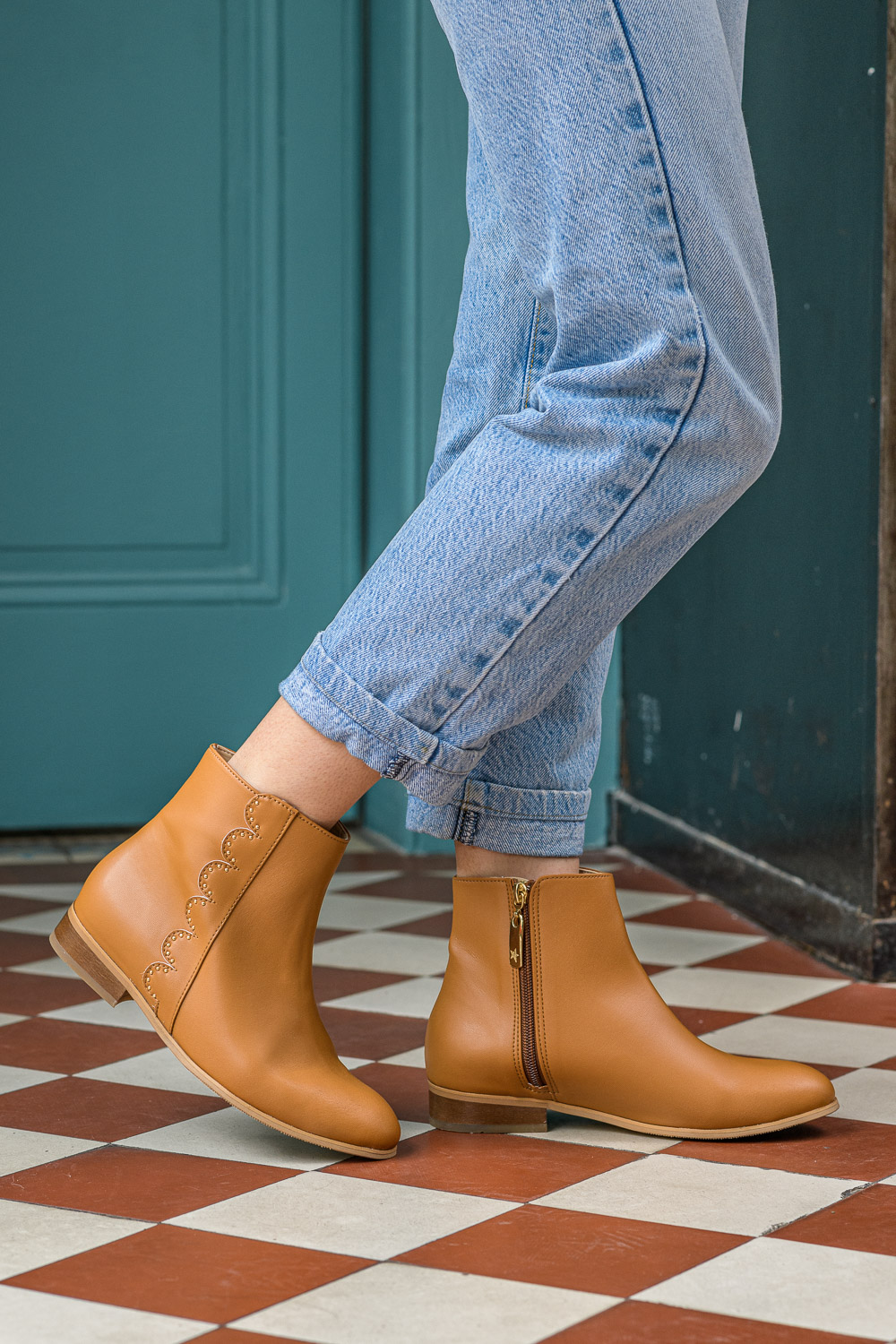 bottines plates Siena camel 100% recyclées, végétales et naturelles portées de profil