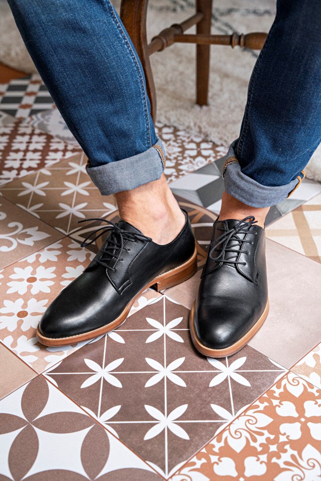derbies Macadam noir lisse 100% recyclées, végétales et naturelles portées de face