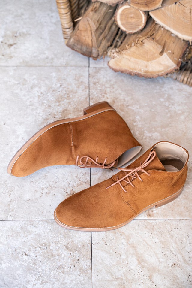 boots Oural noisette 100% recyclées, végétales et naturelles portées de face