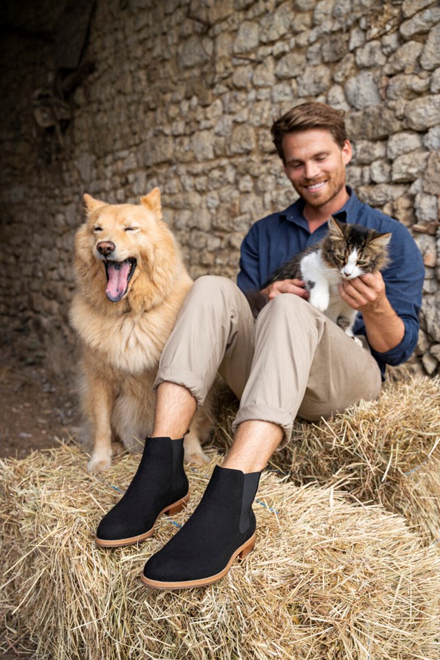 chelsea boots Taïga noir 100% recyclées, végétales et naturelles portées de face