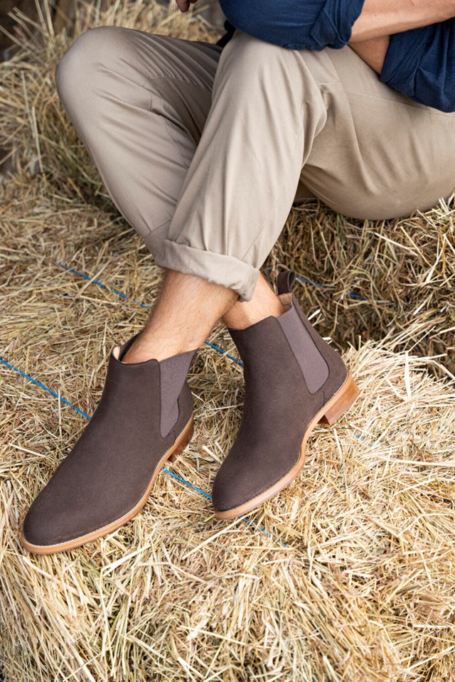 chelsea boots Taïga chocolat 100% recyclées, végétales et naturelles portées de face