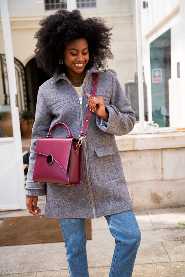 sac bandoulière Mazurka bordeaux 100% recyclé, végétal et naturel porté de face