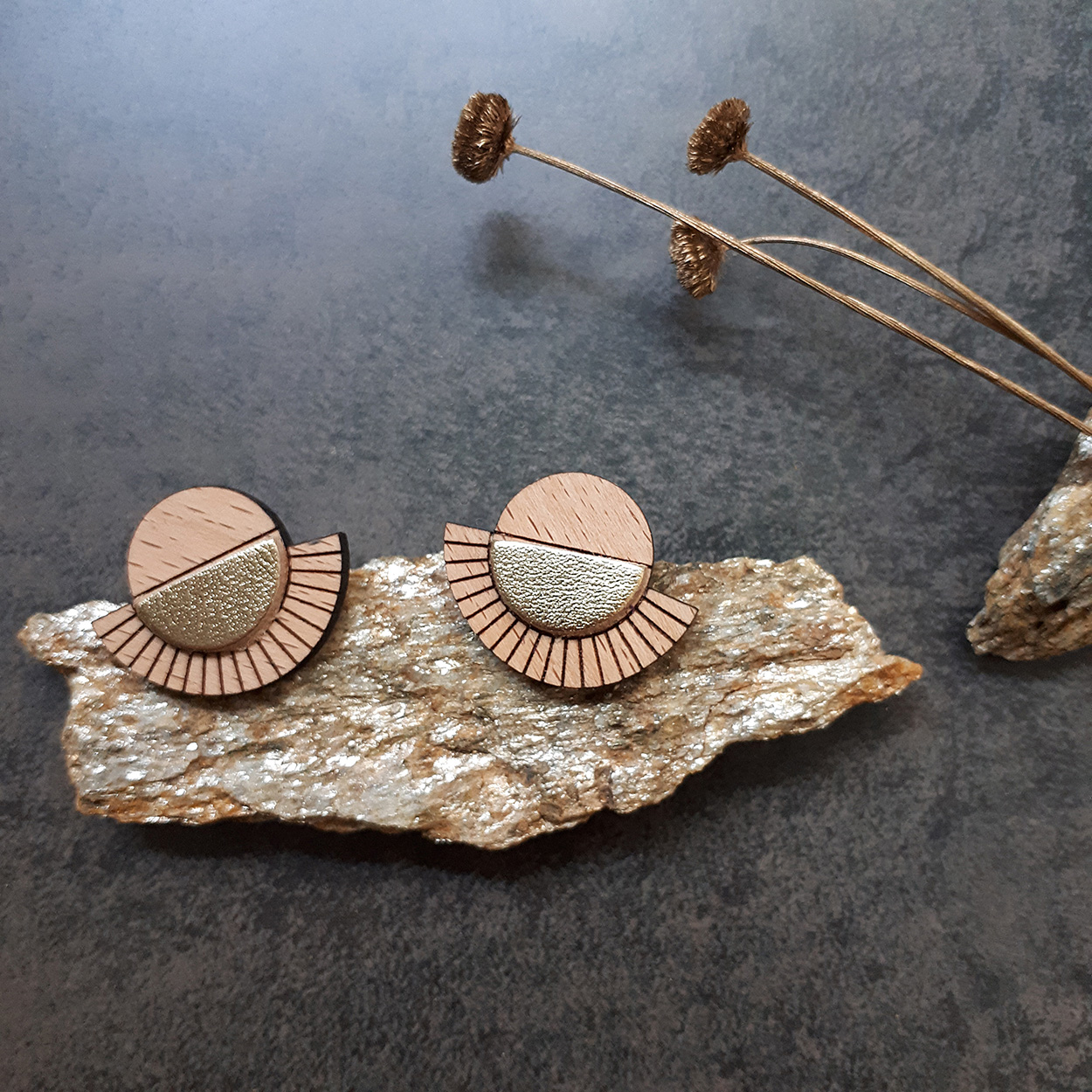 Puces d'oreilles en bois et cuir AZTÈQUE or 8