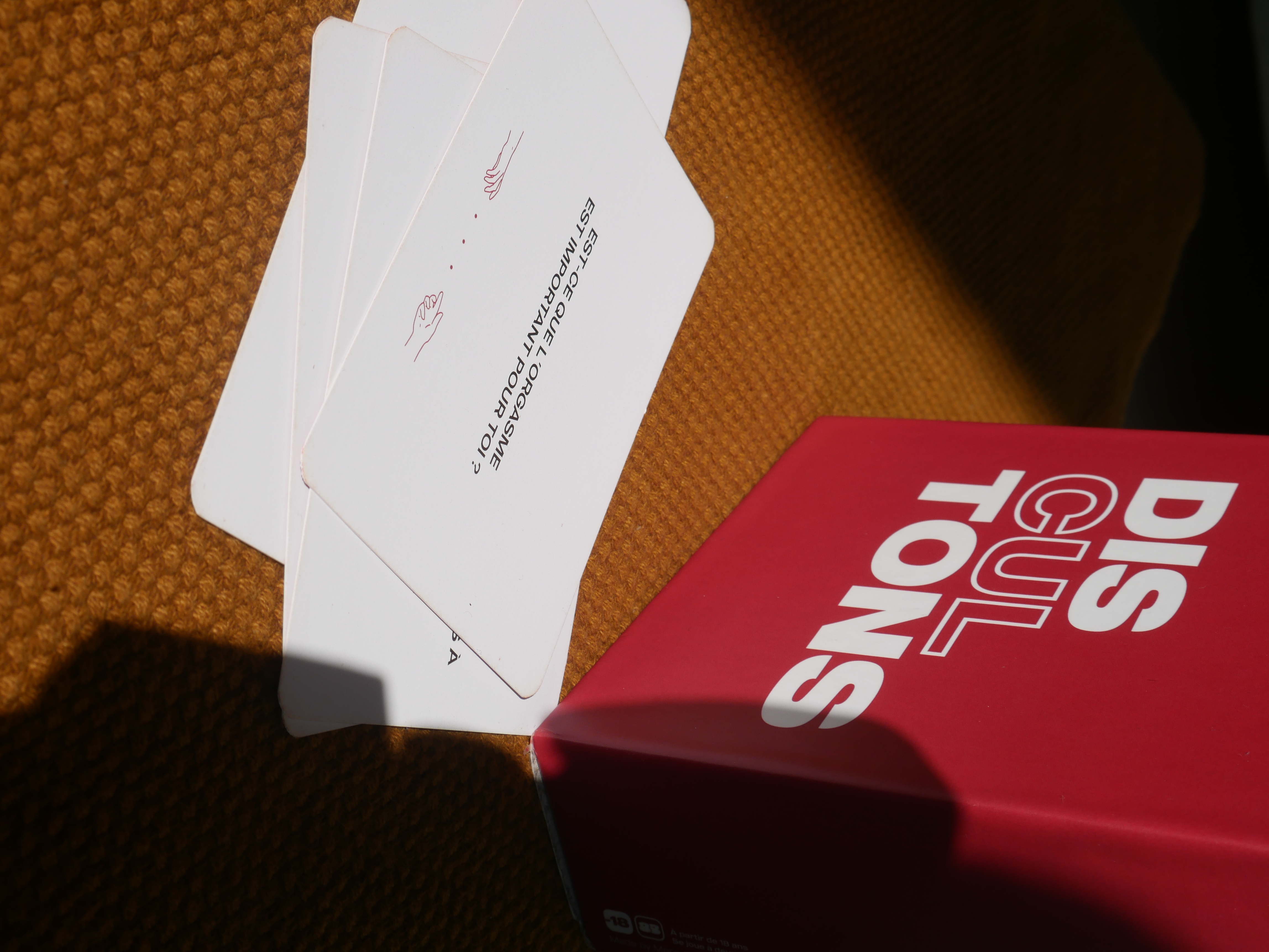 Boîte du jeu avec cartes