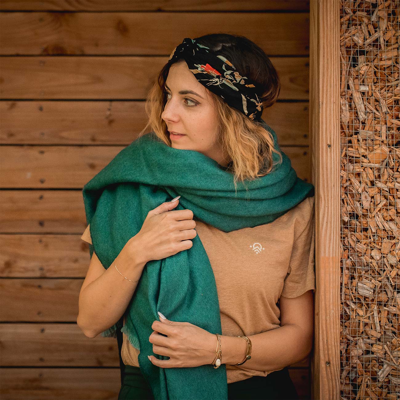 étole femme en royal alpaga portée par Mélanie