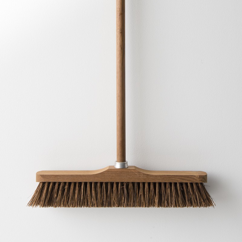 Balai en bois fabriqué en France, marron