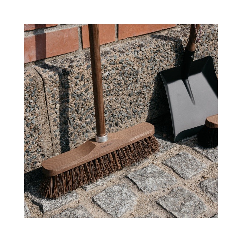 Balai en bois fabriqué en France, marron