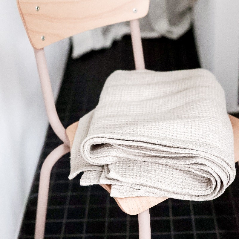 Serviette de toilette en lin lavé gaufré naturel - 100 x 135 cm 5