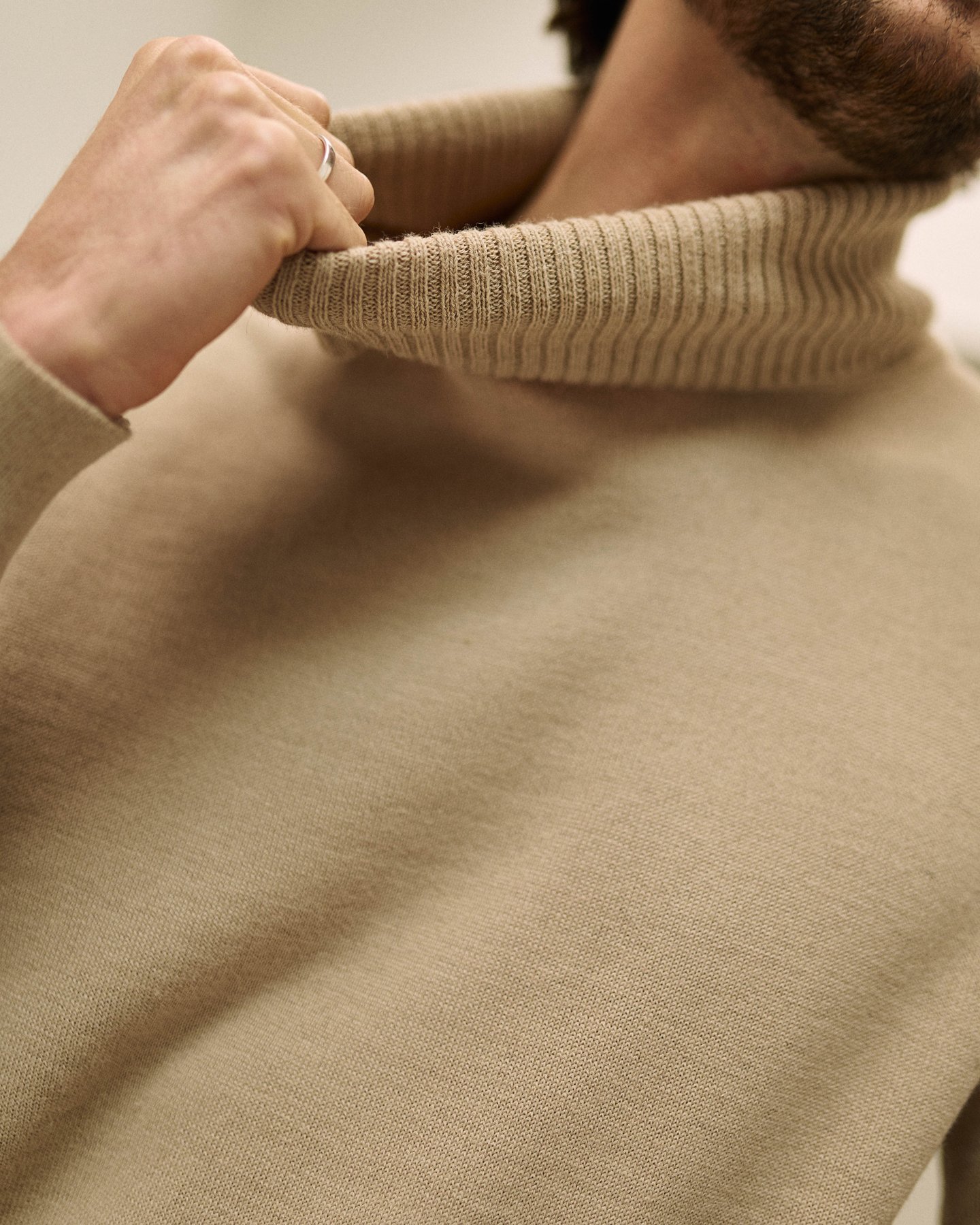 col roulé homme beige perus
