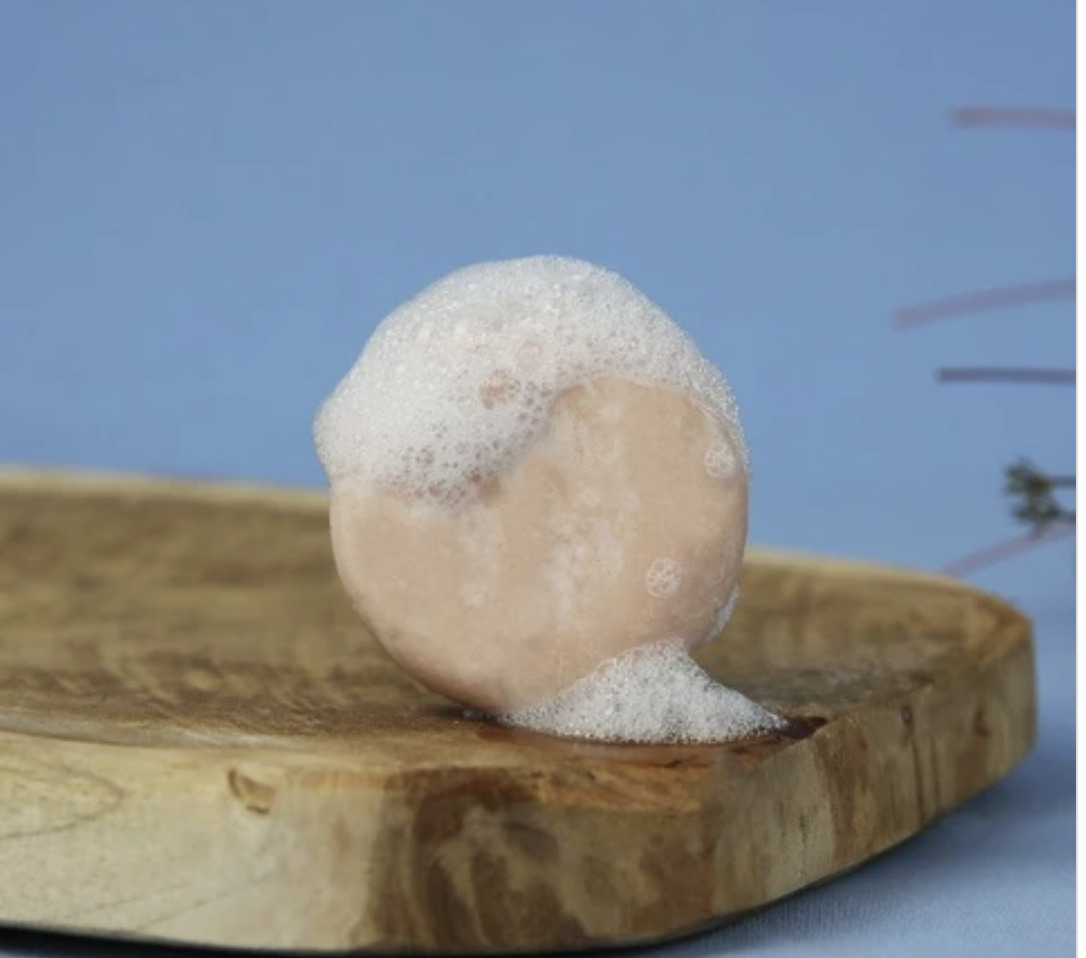 shampoing solide granit Rose : mousse fine n'assèche pas les cheveux car enrichi en beurre de karité