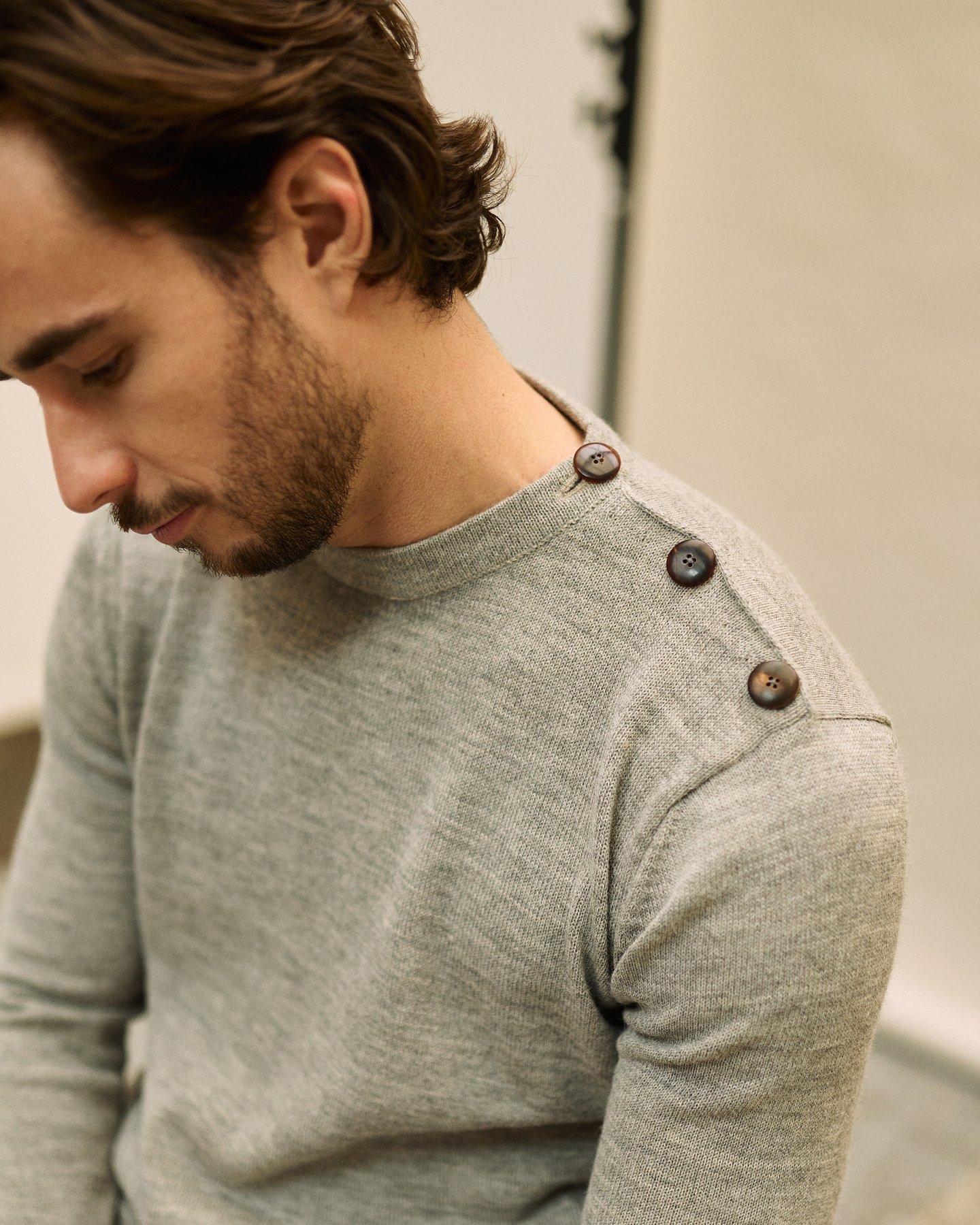 col bouton homme gris perus