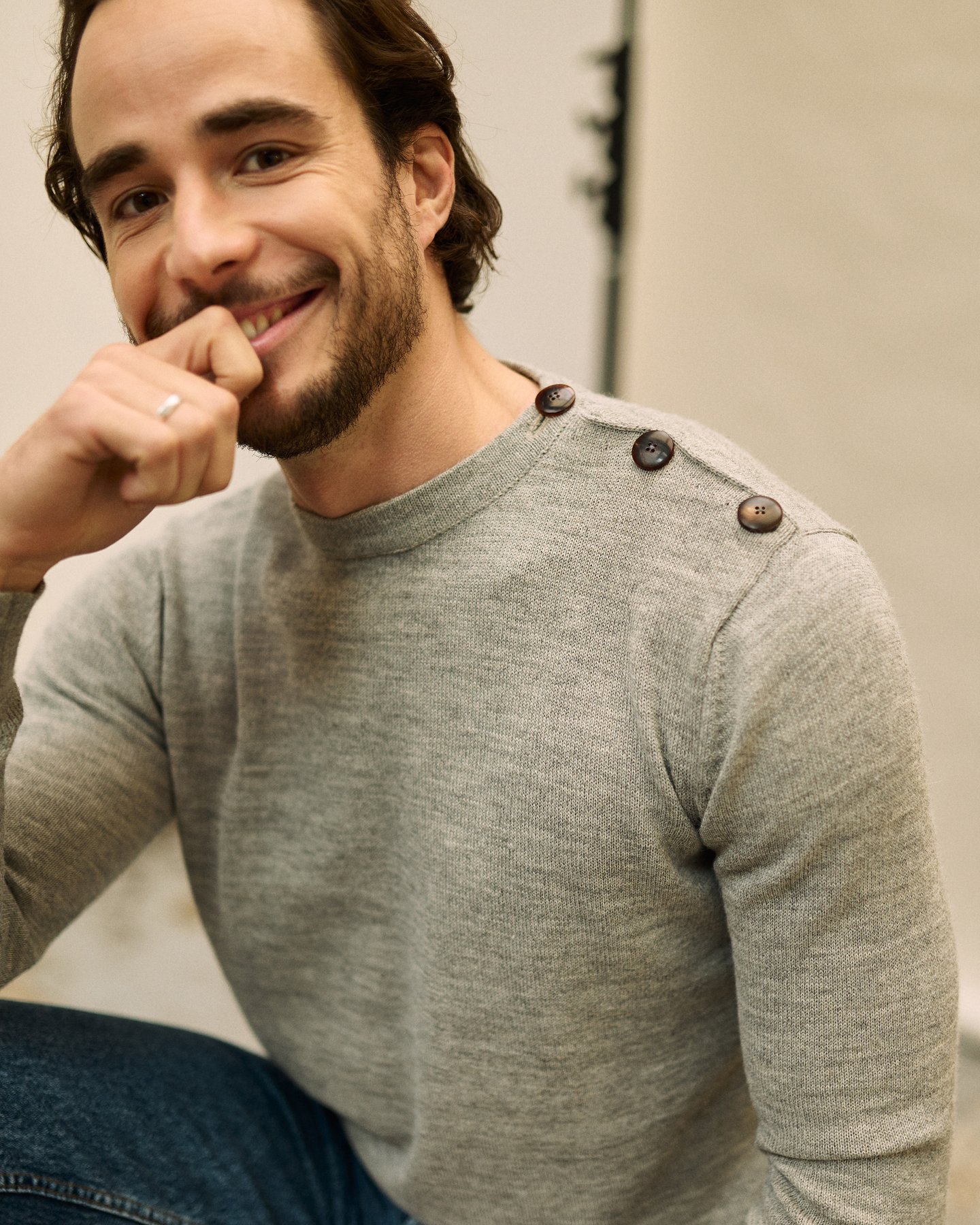 col bouton homme gris perus