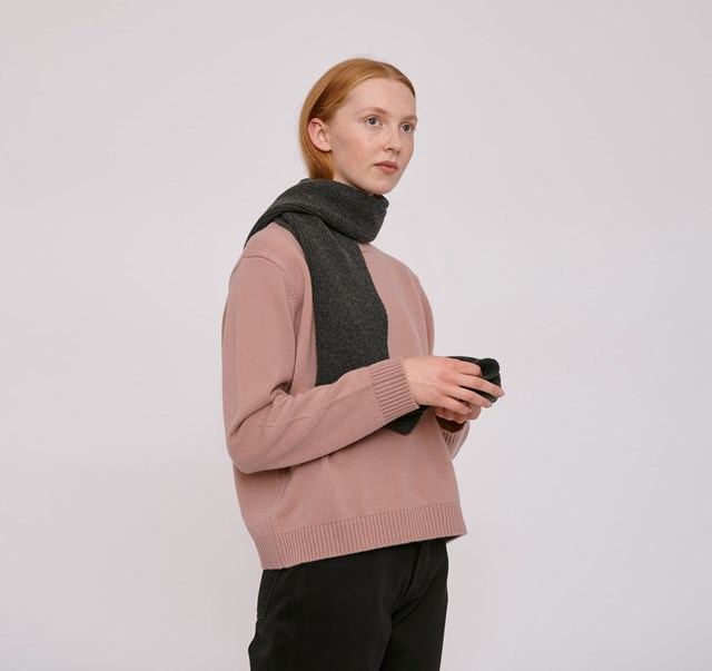 Écharpe en laine recyclée - Charcoal Melange de Organic Basics 3