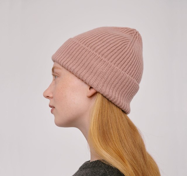 Bonnet en laine recyclée - Dusty Rose de Organic Basics 3