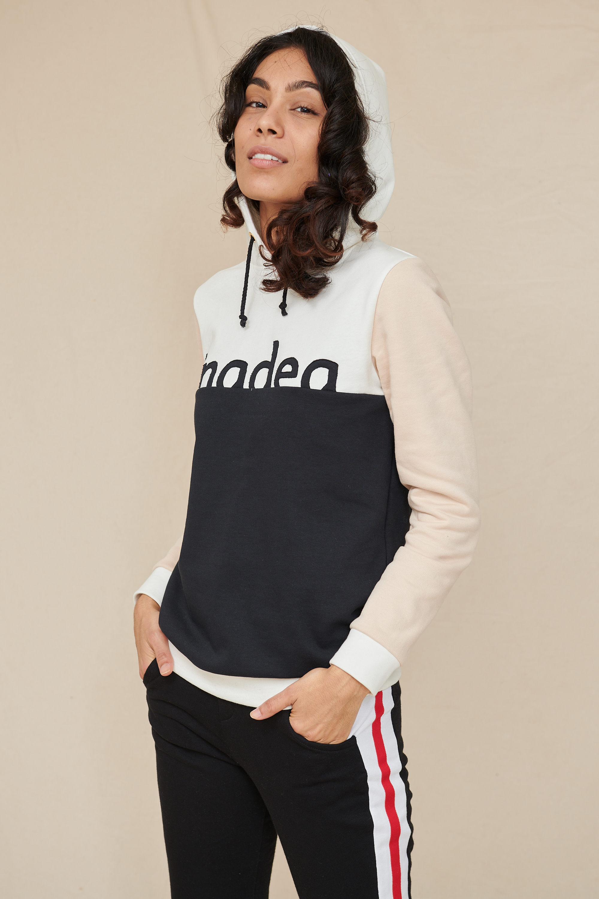 Sweatshirt Rosa broderie et coton bio GOTS Look avec capuche