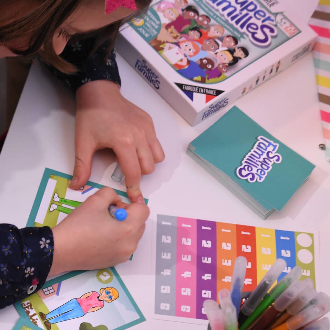 Compose les familles grâce aux autocollants pour créer ton jeu unique