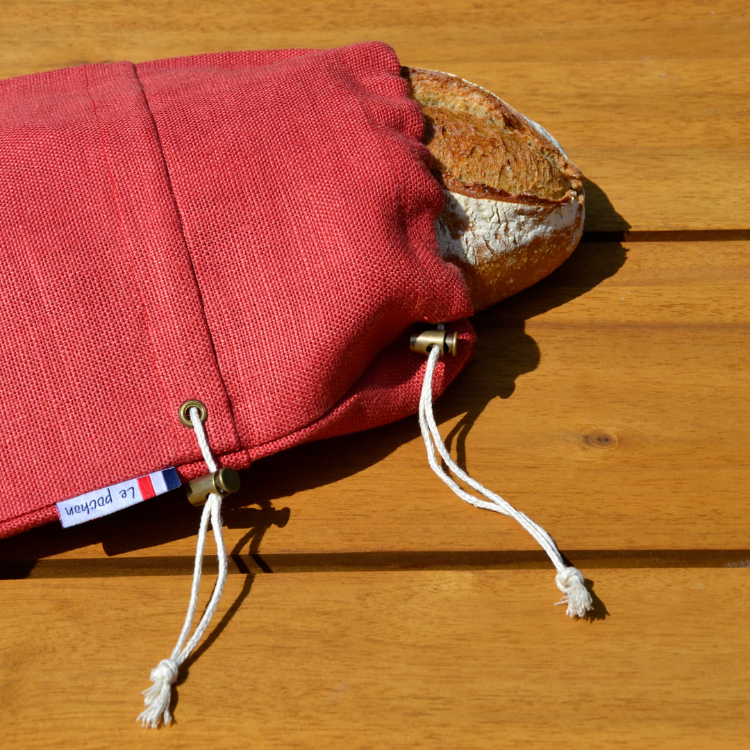 Sac à pain le pochon rouge avec pain dépassant