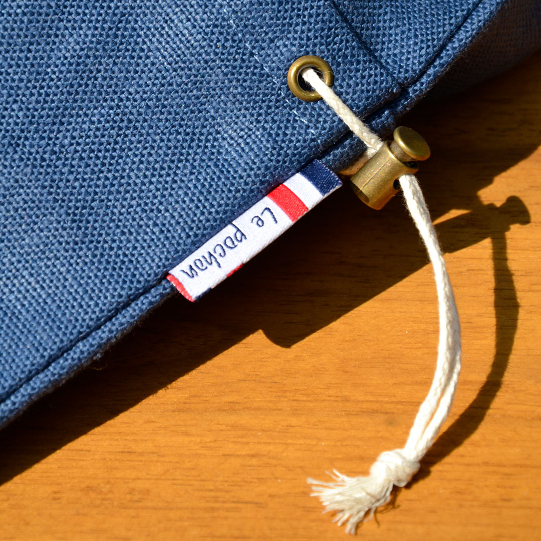 Zoom sur le cordon et l'étiquette du sac à pain le pochon bleu