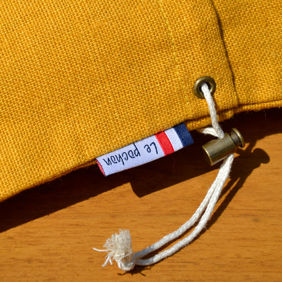 Zoom sur l'étiquette et le cordon du sac à pain le pochon jaune