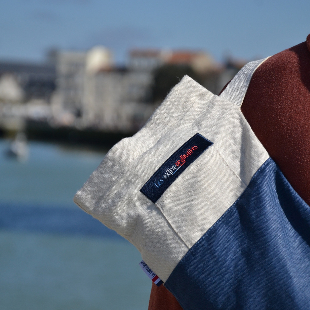 Sac à pain le baroudeur bleu porté par un homme à La Rochelle