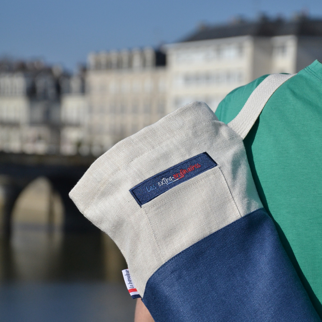 Sac à pain le baroudeur bleu porté par un homme en ville