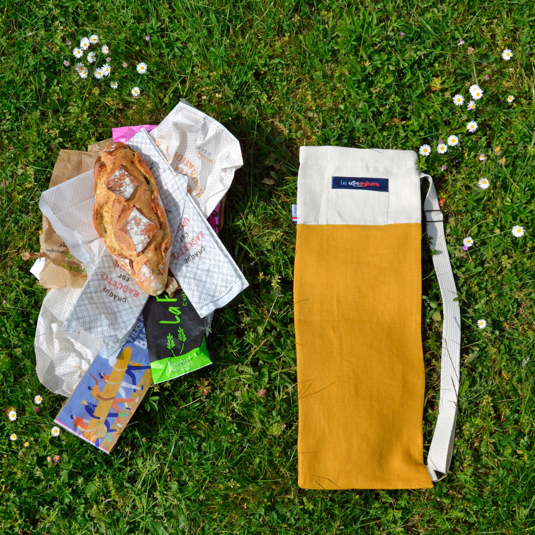 Sac à pain le baroudeur jaune posé dans l'herbe