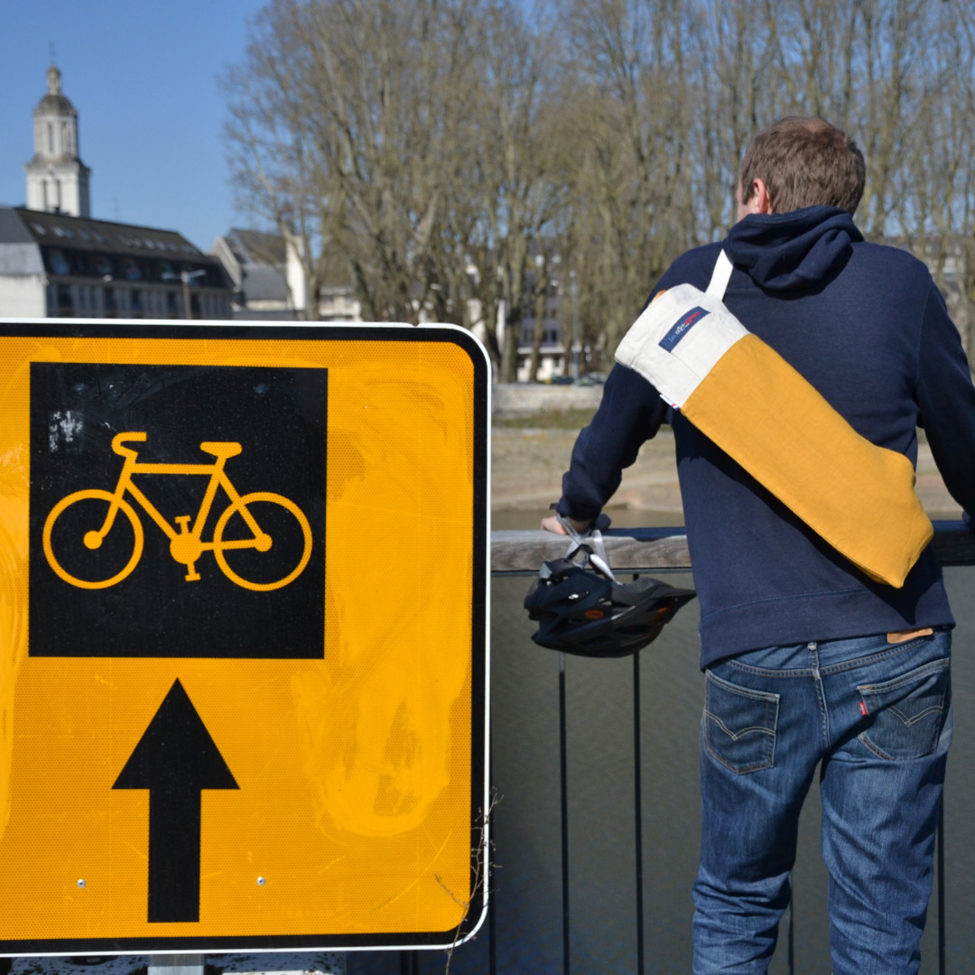 Sac à pain le baroudeur jaune porté par un cycliste