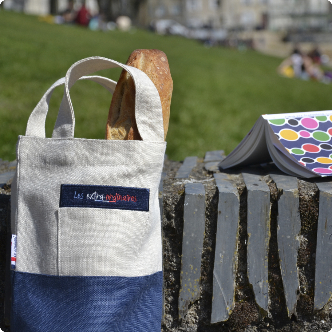 Sac à pain le craquant bleu devant une pelouse