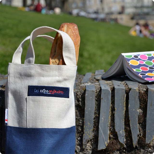 Sac à pain le craquant bleu devant une pelouse