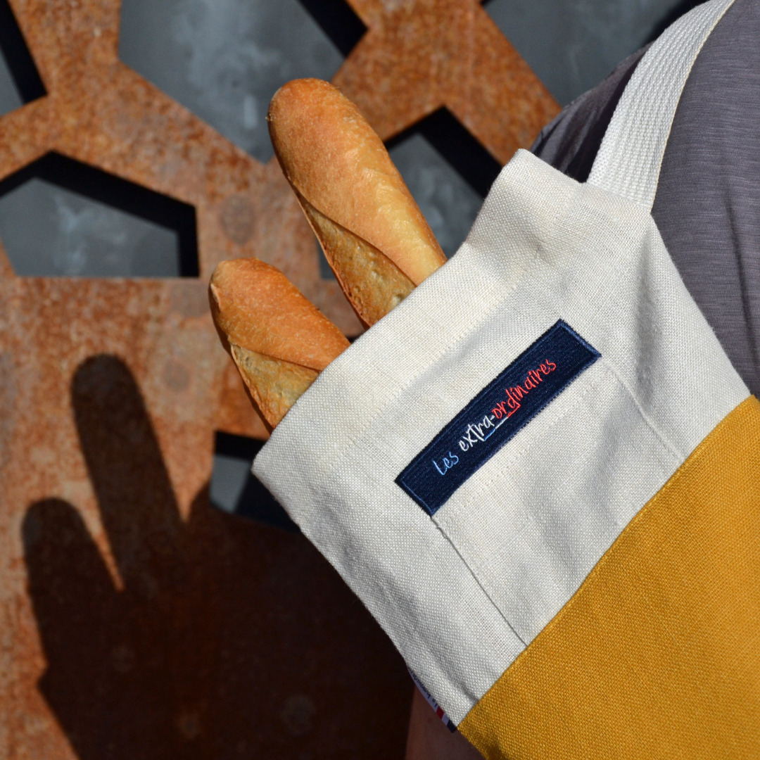 Sac à pain le baroudeur jaune porté par un homme