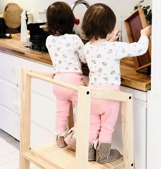 Deux enfants sur la tour d'observation montessori double en bois