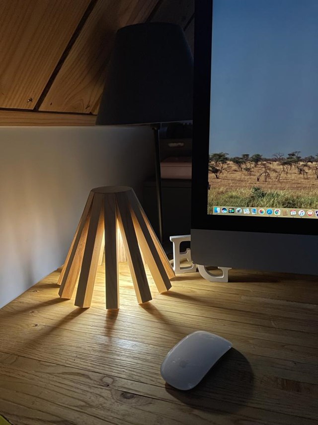 Veilleuse en bois sur un bureau