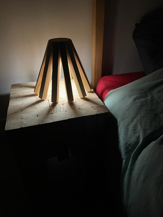 Veilleuse en bois sur table de chevet