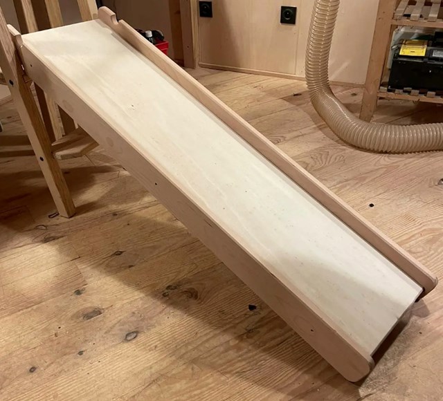 Triangle de motricité et son toboggan réversible en bois 5