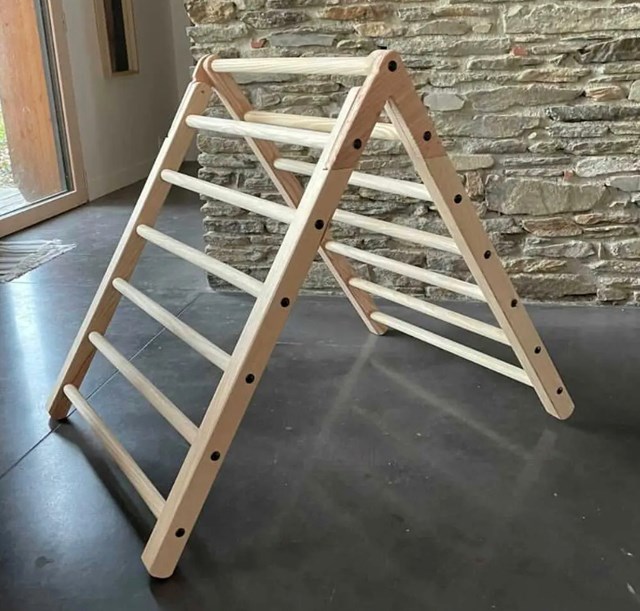 Triangle de motricité et son toboggan réversible en bois 6