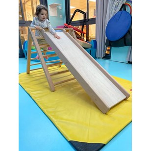 Triangle de motricité et son toboggan réversible en bois