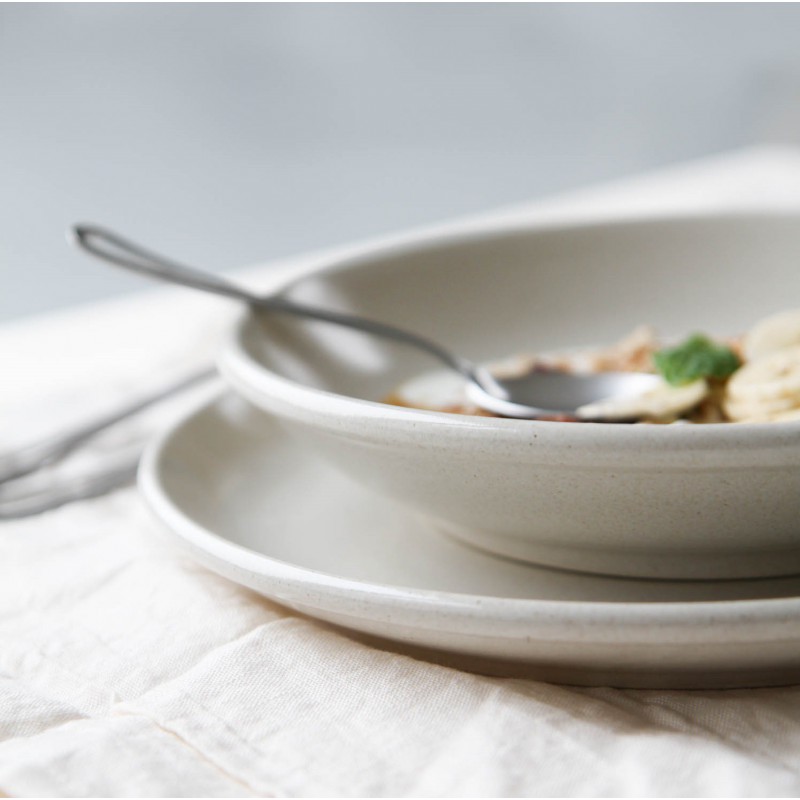 Assiette creuse en grès naturel, fabriquée au Portugal